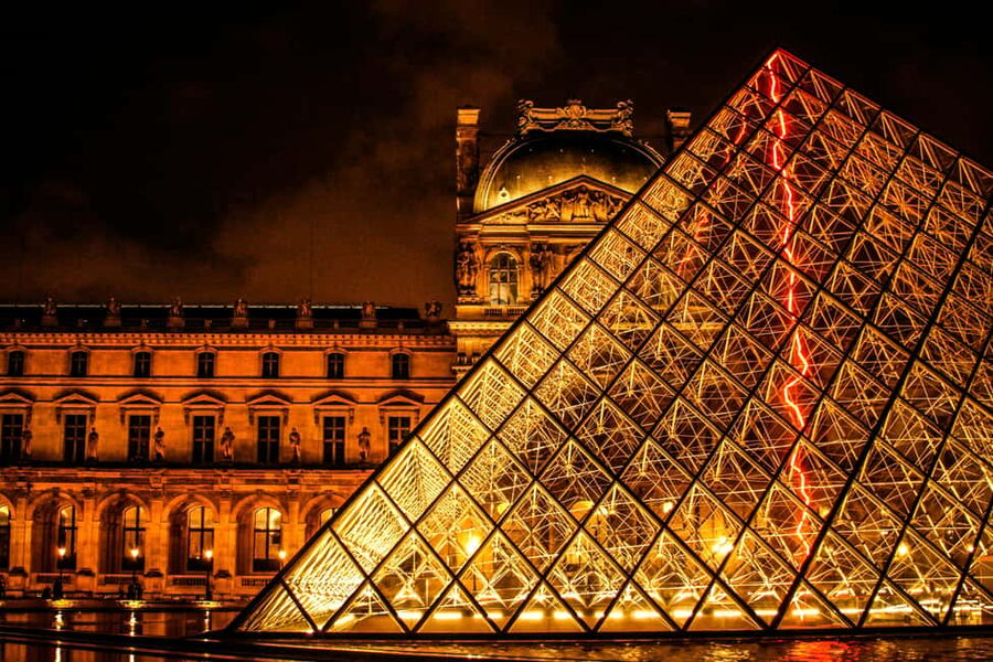Night at the Louvre Museum: 6-people Max Guided Exploration - Meeting point at Palais Royal Metro: find the VOYAGE sign fast