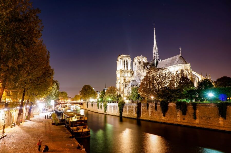 Notre Dame cathedral exterior tour & entrance with host - Meeting Point and Timing: Making the Start Easy
