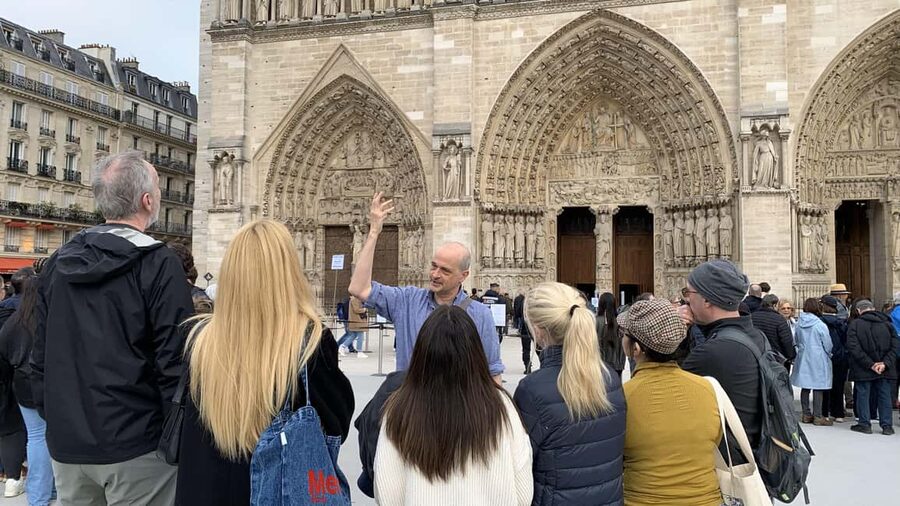 Notre-Dame Cathedral Interior & Île de la Cité Walking Tour - Start at the Statue of Charlemagne and get oriented fast