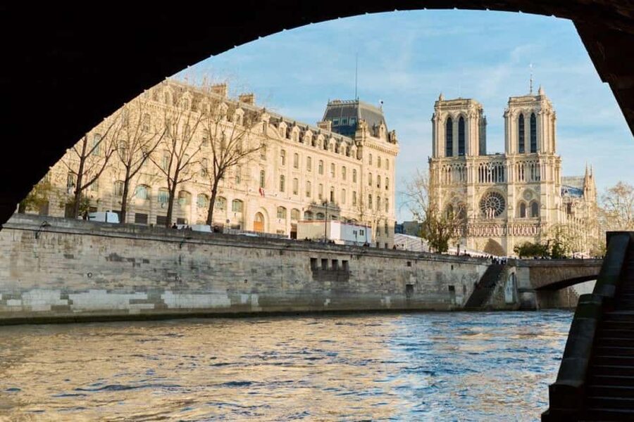 Notre Dame Cathedral :Reserved Access, Cruise & Outside Tour - Meeting at 21 Rue d’Arcole: Get your bearings fast
