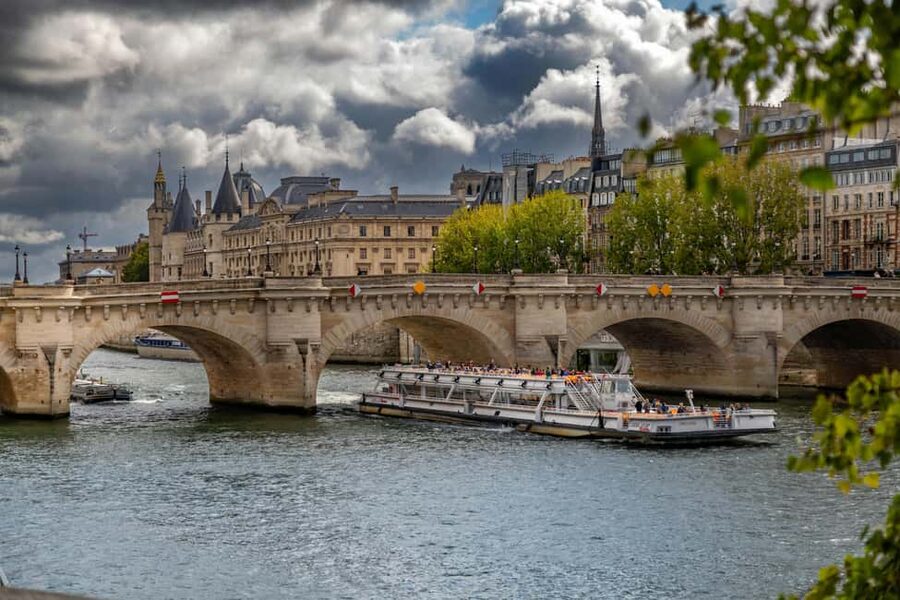 Notre-Dame Cathedral with reserved access and exterior Tour - Walking Île de la Cité for Royal and Revolutionary Clues