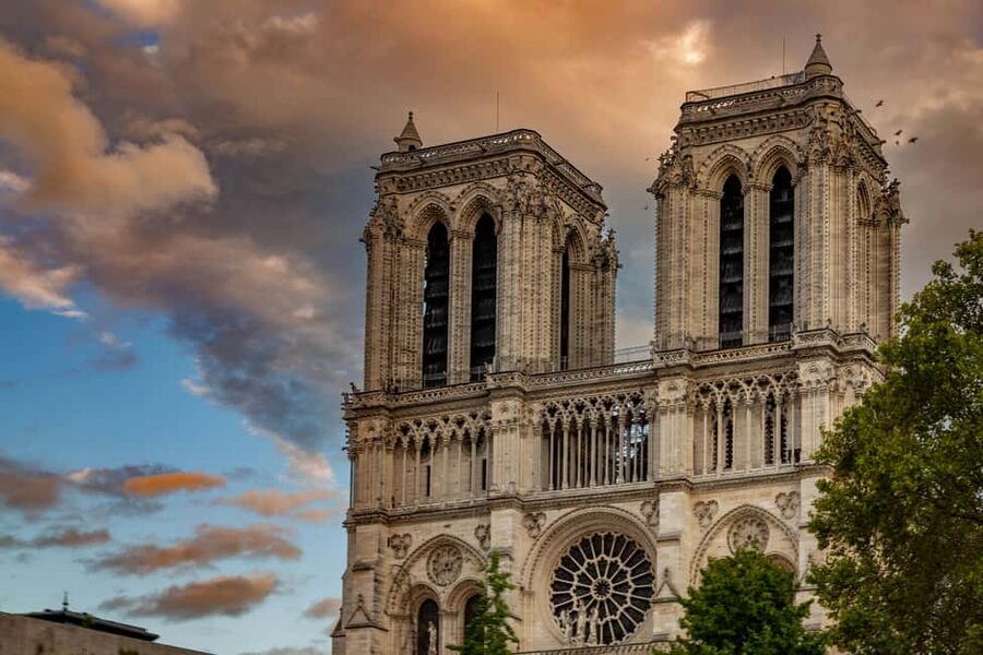Notre-Dame Cathedral with reserved access and exterior Tour - The 15-Minute Intro That Helps You Actually See