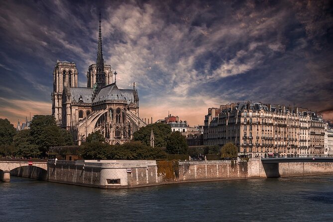 Notre Dame Guided Tour with Scheduled Group Access Option - Photo strategy: where the guide helps you see what matters