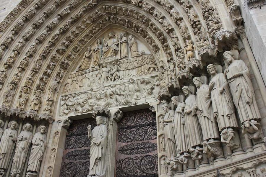 Notre-Dame & Ile de la Cité–Louvre with a local - Sainte-Chapelle on the riverfront: Saint Louis and the Crown of Thorns story