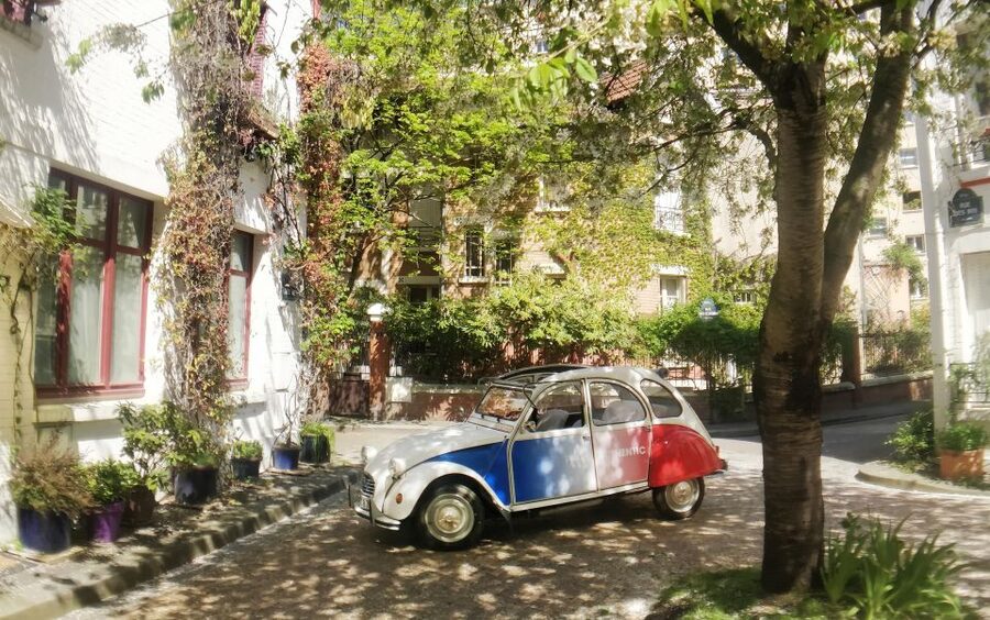 Off-the-Beaten Track in Paris: 2-Hour Vintage 2CV Tour - The roof, the streets, and comfort: what to wear and how it feels