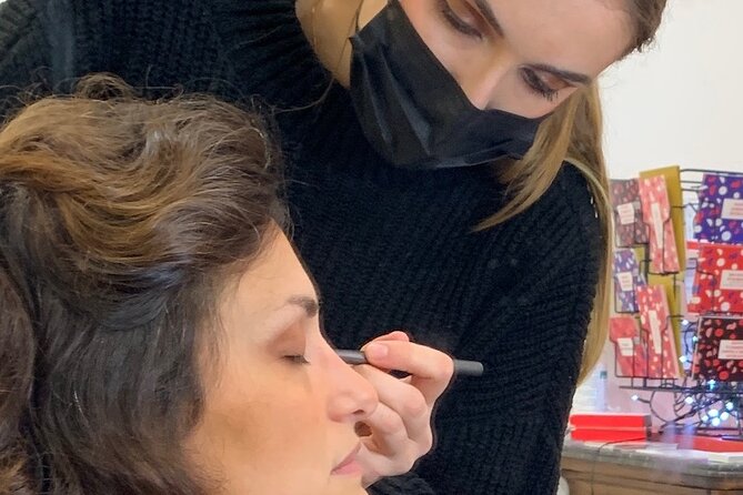 One-hour Private Makeup Class with a Pro Makeup Artist - How the One-Hour Private Makeup Class Works in Paris