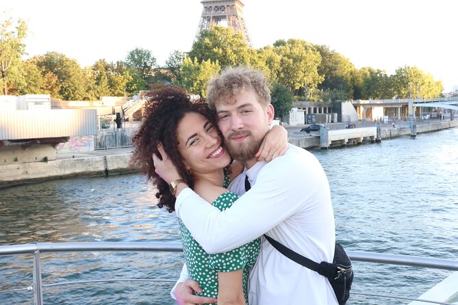 Overnight Stay onboard Paris Seine River Dinner with Cruise - Dinner with a live singer: the tone of the night