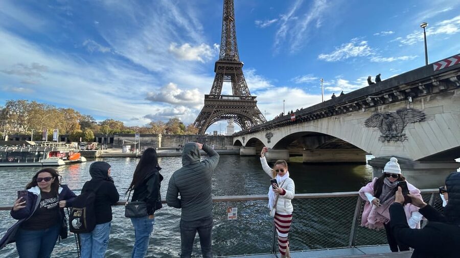 Paris: 1-Hour Sightseeing Cruise and 3-Course Bistro Dinner - Where to meet: Bistro Parisien at pontoon No. 2 (6:30 pm)