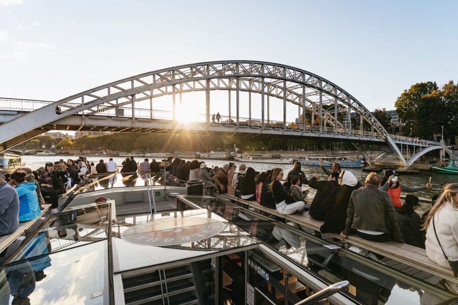 Paris: 1-Hour Sightseeing Cruise and 3-Course Bistro Dinner - How the evening runs together: timing, flow, and crowd reality