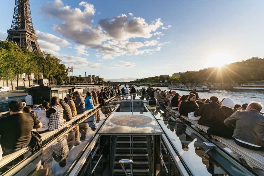 Paris: 1-Hour Sightseeing Cruise and 3-Course Bistro Dinner - Price and value: what $76 per person buys you