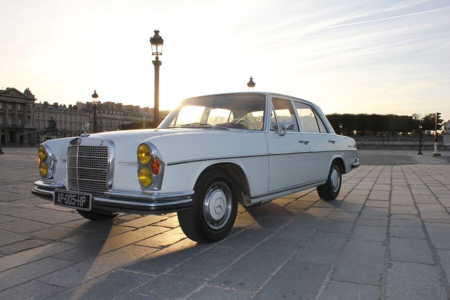 Paris: 2.5-Hour Guided Vintage Car Tour and Wine Tasting - From Pont Marie to Le Marais: Getting Oriented Early
