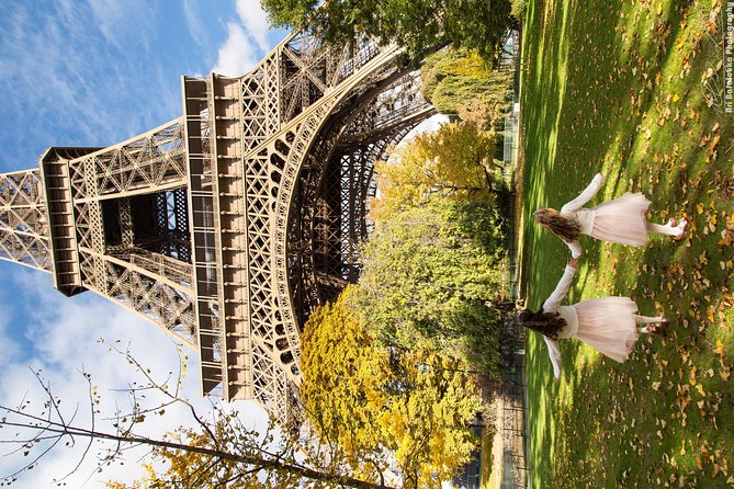 Paris 2-Hour Eiffel Tower Walking Tour with Professional Photo Shoot - Ari’s Approach: Comfortable Posing, Fast Communication, and Crowd-Smart Timing