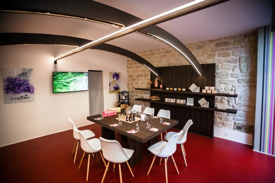 Paris: 2-Hour Perfume Creation Workshop - Smelling around a dozen fragrances (and picking a direction)