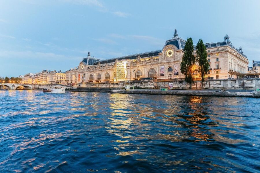 Paris: 3-Course-Dinner Cruise on the Seine with live music - Key highlights