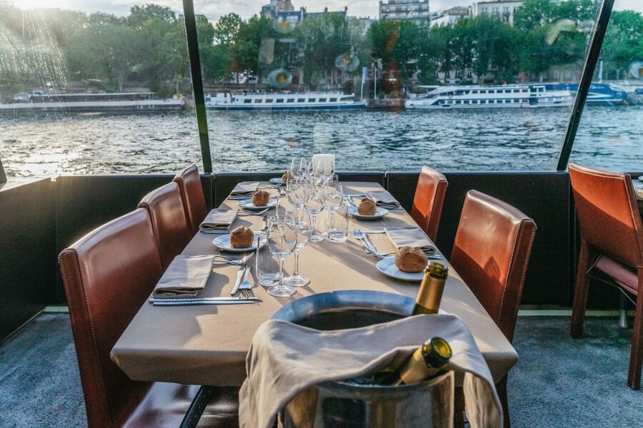 Paris: 3-Course-Dinner Cruise on the Seine with live music - Live Singer Entertainment: The Mood Setter