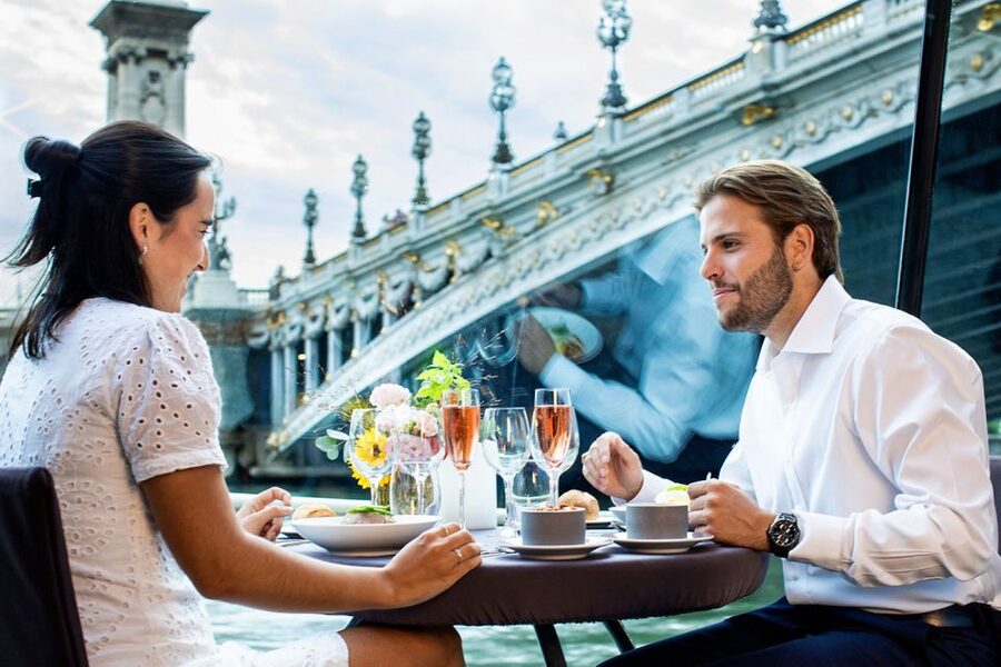 Paris: 3-Course-Dinner Cruise with Wine on the Seine River - The Seine at dinner time: why this cruise is a great Paris night