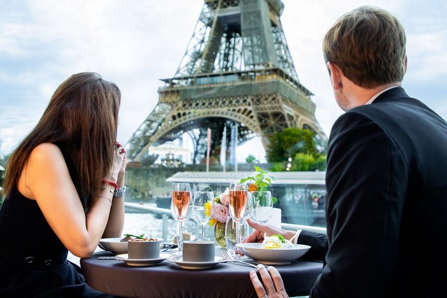 Paris: 3-Course-Dinner Cruise with Wine on the Seine River - Dinner service at twilight: what the 3 courses and wine actually add