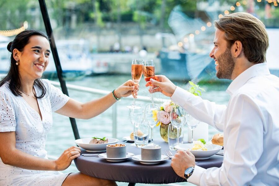 Paris: 3-Course-Dinner Cruise with Wine on the Seine River - Seats, front tables, and the glass canopy reality