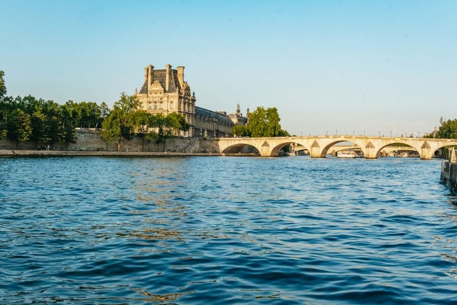 Paris : 3-Course Gourmet Dinner Cruise on Seine River - The Seine route: from Île de la Cité to the Louvre and the Eiffel Tower