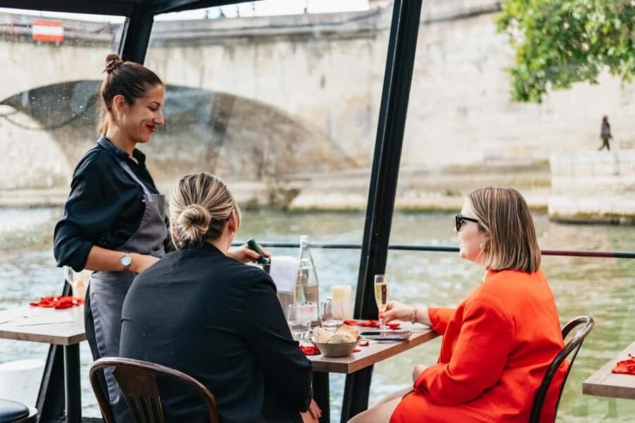 Paris : 3-Course Gourmet Dinner Cruise on Seine River - Price and value: what $100 buys, and where extras show up