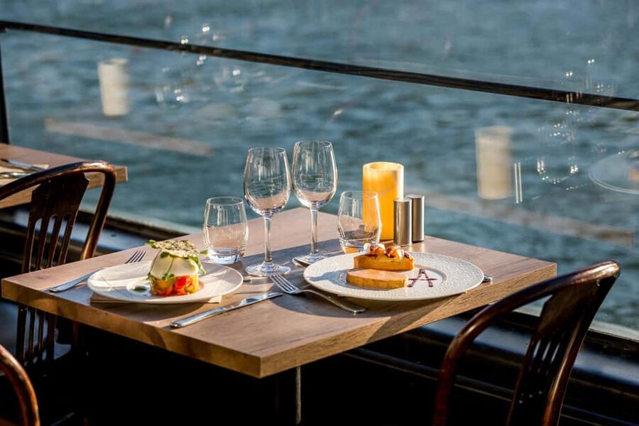 Paris: 3-Course Lunch Cruise on the River Seine - The 90-Minute Route: Eiffel Tower to Pont Neuf Without the Hurry