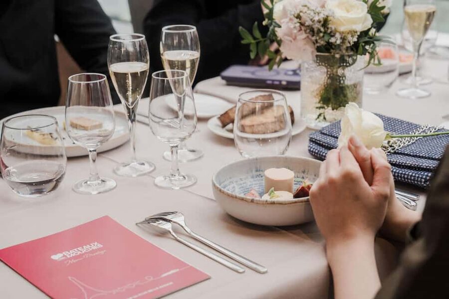 Paris: 4-Course Dinner Cruise on Seine River with Live Music - Why This Seine Dinner Cruise Feels Like a Paris Night Out