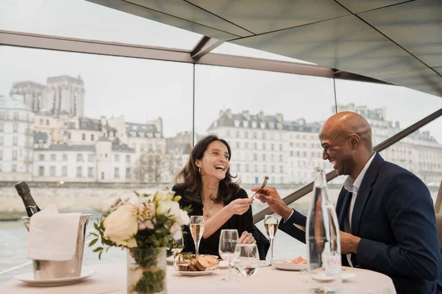Paris: 4-Course Dinner Cruise on Seine River with Live Music - Upper Deck vs. Bay Windows: How to Get the Best Views