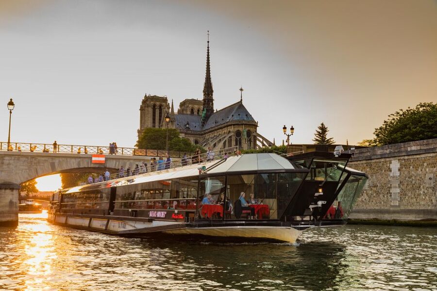 Paris: 4-Course Dinner Cruise on Seine River with Live Music - Louvre Museum Views and Pont des Arts Photo Lines (Without the Crowds)