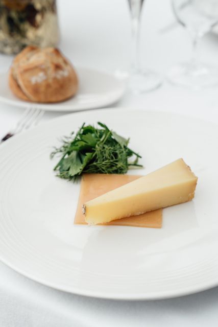Paris: 4-Course Dinner Cruise on Seine River with Live Music - The 4-Course French Dinner: What It’s Like in Real Life