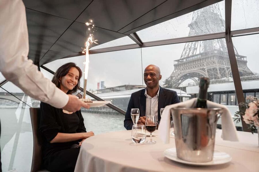 Paris: 4-Course Dinner Cruise on Seine River with Live Music - Service on the Water: Maître d’Hôtel, Courteous Staff, and Quick Fixes