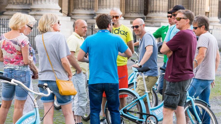 Paris 4-Hour Bike Tour: Off the Beaten Path - Lunch break as a local food moment, not a timed chore