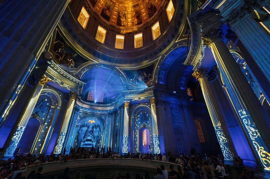 Paris: Aura Invalides Immersive Experience Entry Ticket - Crowds, seating, and how to watch without stressing