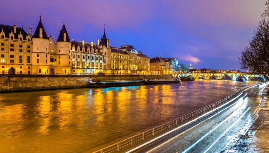 Paris: Bastille Day Dinner Cruise on the Seine River - The 2-hour route: Eiffel Tower, Pont Neuf, and Notre-Dame in one night