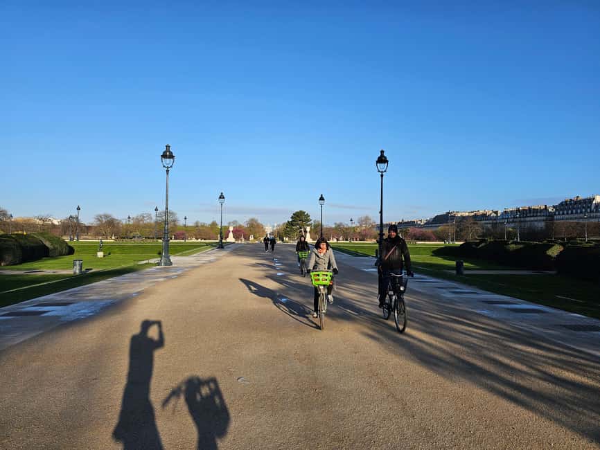 Paris before the crowds, bike tour & Breakfast - Louvre Pyramid and the Calm Seine Angles