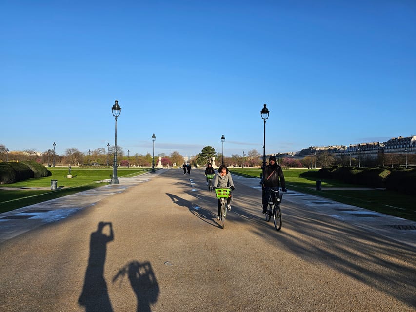 Paris before the crowds, bike tour & Breakfast - Alexander III Bridge Photo Stops Without Road Rage