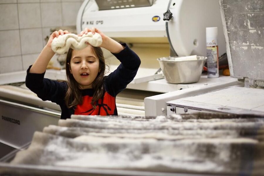 Paris: Behind the Scenes Bakery Tour with Breakfast - Your guide and the bakery’s teaching style