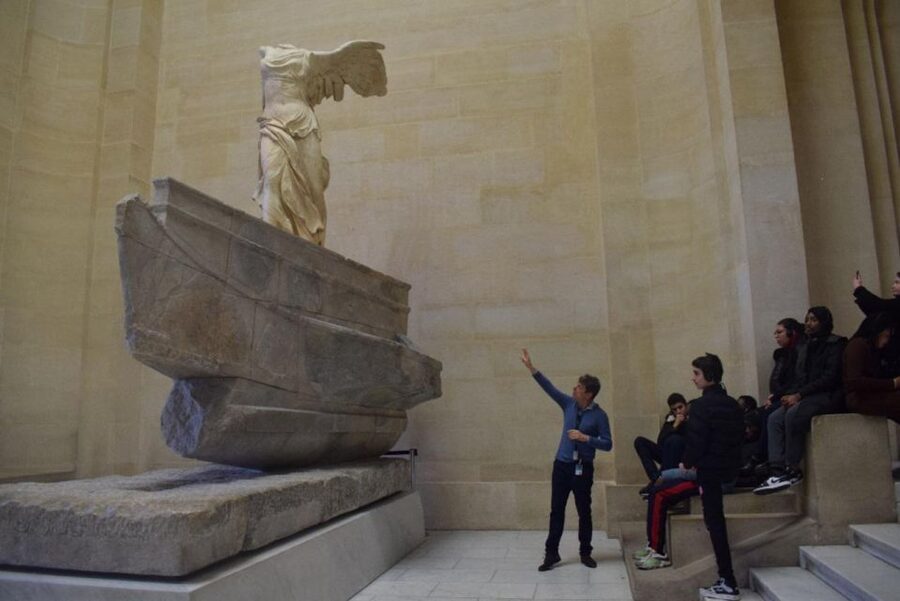 Paris: Best of the Louvre Guided Tour with Pre-booked Ticket - The Louvre building story: why it changes how you see the art