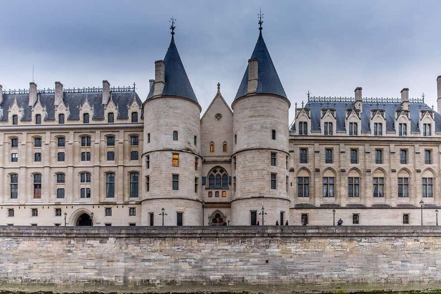 Paris, between Crimes and Mysteries - Île de la Cité and the 36 quai des Orfèvres: where the crime stories have roots