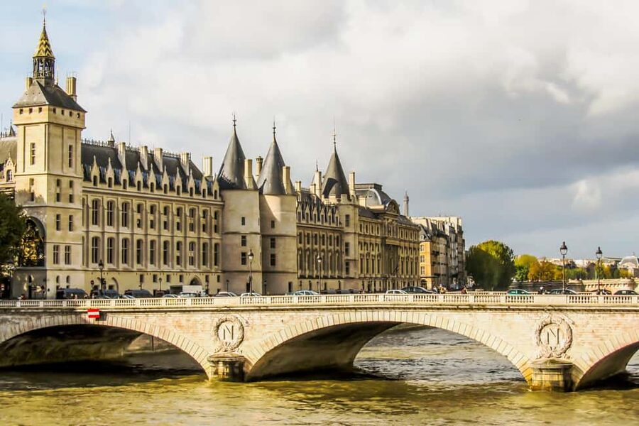 Paris Bike and Electric Bike Rentals - The Seine River Segment: Your Fast Track to Classic Paris Views
