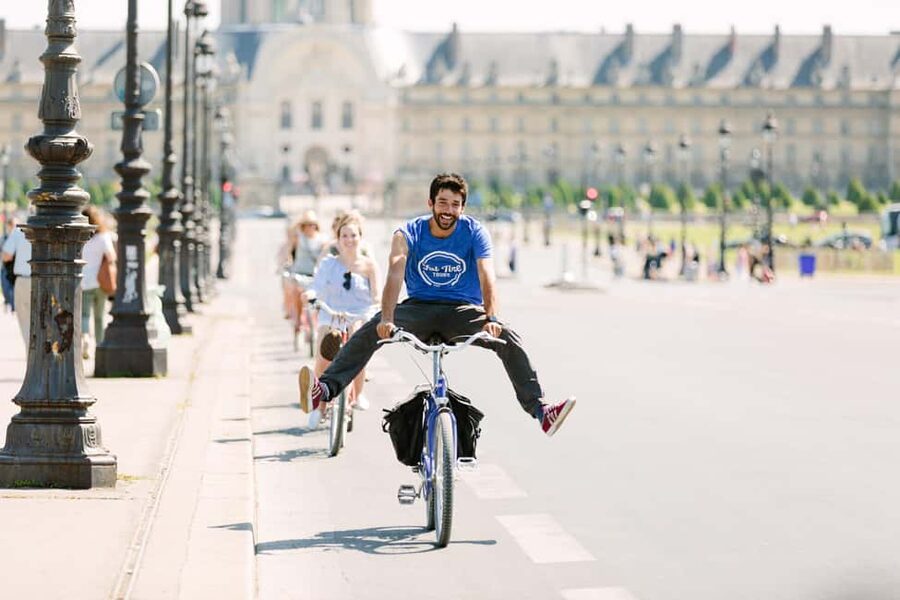 Paris Bike Tour: Eiffel Tower, Place de la Concorde & More - Cruiser Bikes, Helmet Fit, and Staying Confident in Paris Traffic