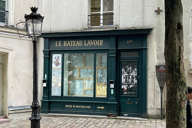 Paris Bites & Stories : A Tasty City Adventure with a Local - Rue Norvins Macarons: Almond, Egg, and That Golden Crust