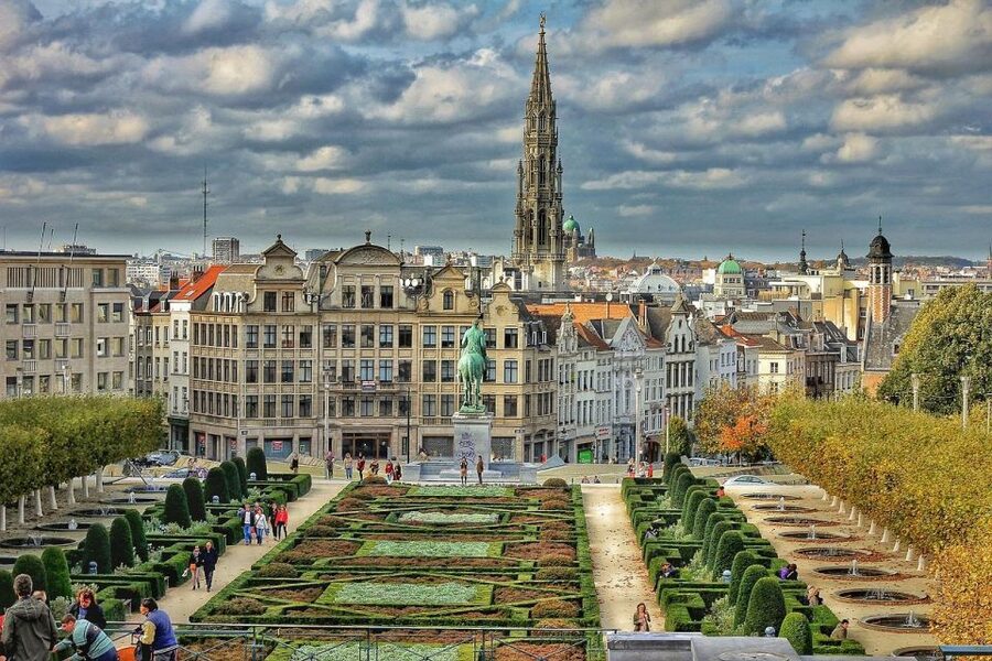 Paris: Brussels and Bruges Tour & Optional Chocolate Tasting - Bruges canal stroll: Bargeplein, Lake of Love, and the Beguinage mood