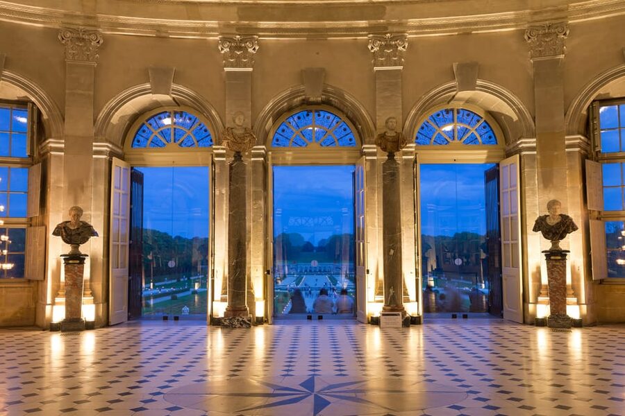 Paris: Candlelit Dinner at Vaux-le-Vicomte by Limousine - Candlelit Dinner at Les Charmilles: What You’ll Eat and Drink
