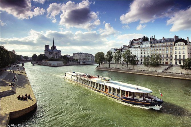 Paris Capitaine Fracasse 3 Course Seine River Dinner Cruise - Louvre and Île de la Cité: The Classic Postcard Stretch