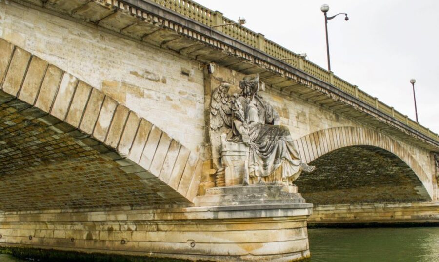Paris: Catacombs, Audio Guide, and River Cruise Option - What the included audio guide does well (and how to use it)