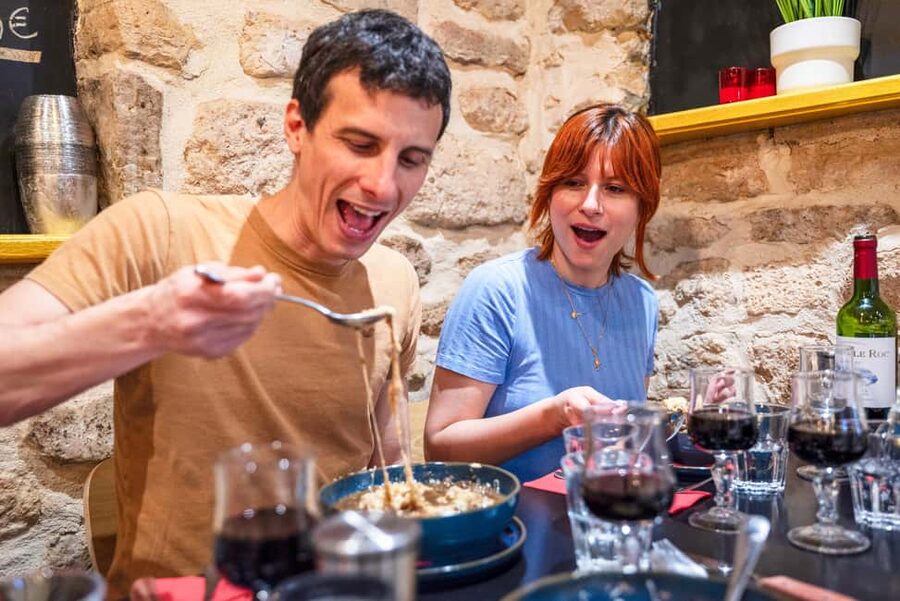 Paris: Champagne and Oysters Food Tour - Stop 1: Fresh Oysters Paired With Wine