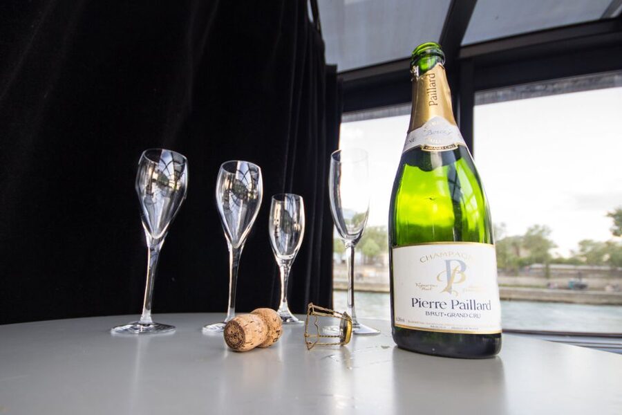 Paris: Champagne Tasting Cruise Departure from Eiffel Tower - The guide quality makes or breaks it
