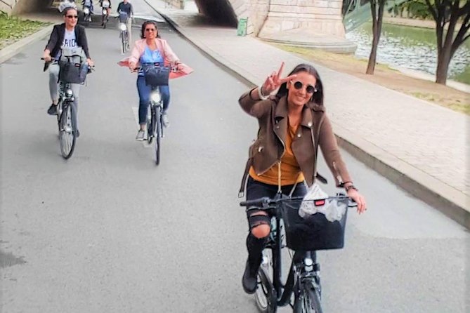 Paris: Charming Nooks and Crannies Bike Tour - Crossing into the Marais: Jewish and gay Paris on quiet streets