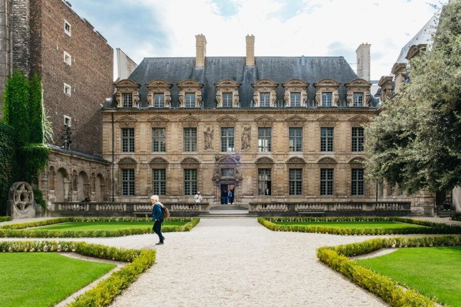 Paris: Charming Nooks and Crannies Bike Tour - Who the guides keep happy (and why safety gets so much praise)