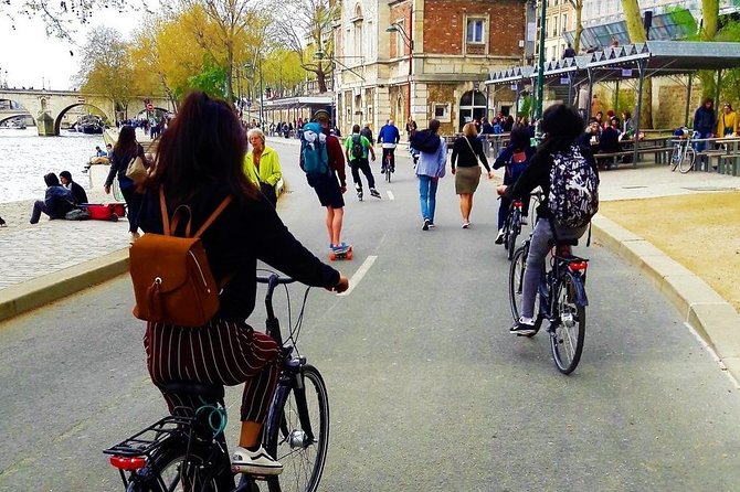 Paris: Charming Nooks and Crannies Bike Tour - The first leg: City Island to Saint Louis Island and the old-town feel